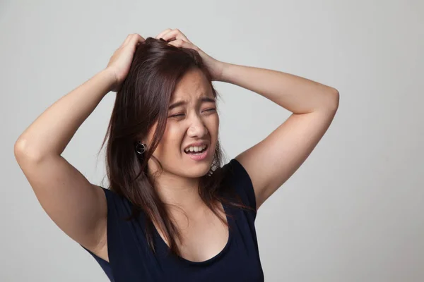Estresado joven mujer de negocios asiática gritar . — Foto de Stock