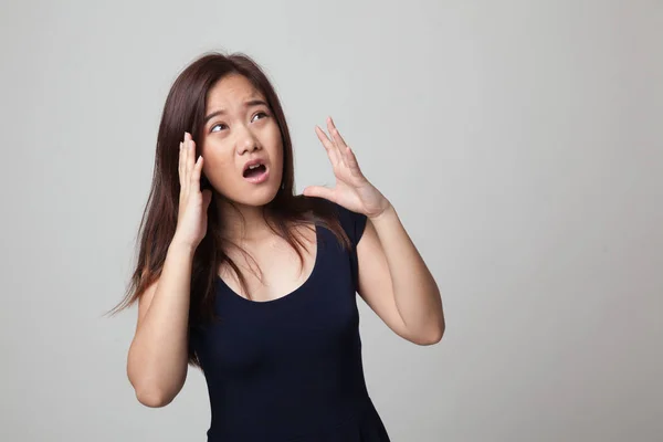 Vacker ung asiatisk kvinna chockad och titta upp. — Stockfoto