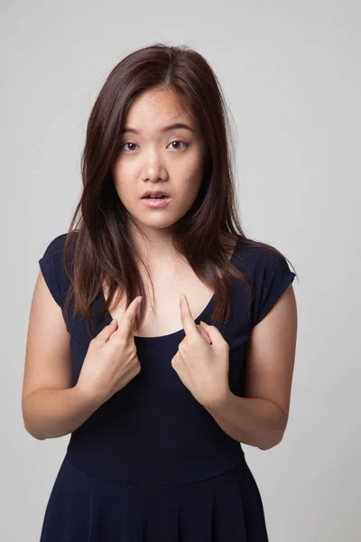 Joven asiática mujer apuntar a sí misma preguntar por qué yo . —  Fotos de Stock