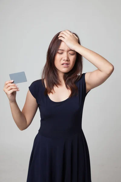 Giovane donna asiatica mal di testa con una carta bianca . — Foto Stock