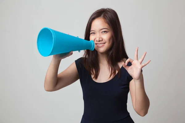 Beautiful young Asian woman show OK  announce with megaphone. — Stock Photo, Image
