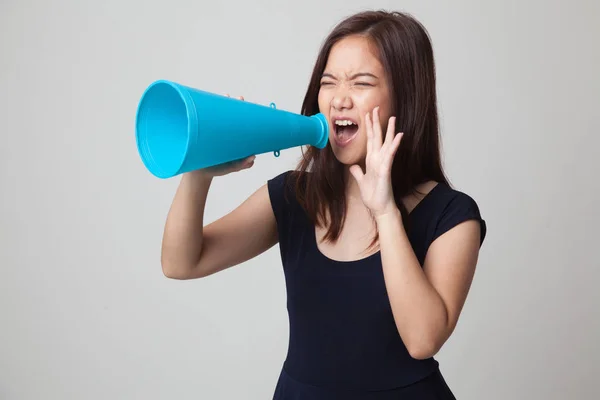 Krásná mladá asijská žena oznámit s megafon. — Stock fotografie
