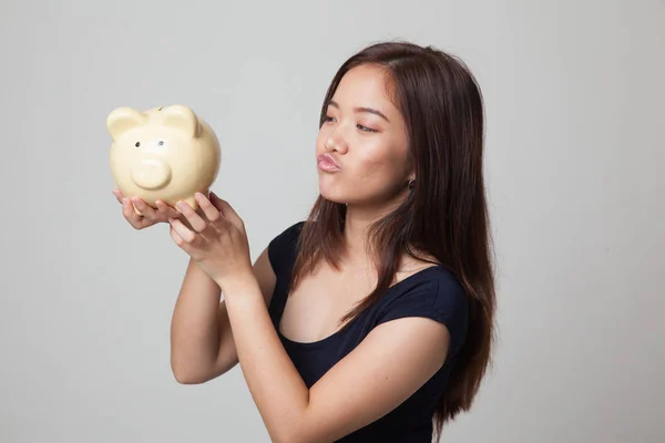 Young Asian woman kiss  a pink coin bank. — Stock Photo, Image