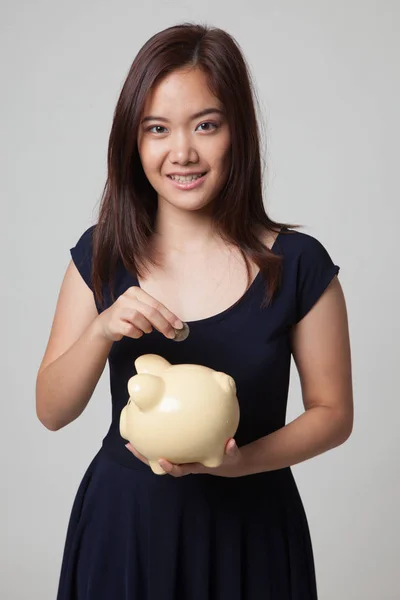 Ázsiai nő, érme és sertés érme bank. — Stock Fotó