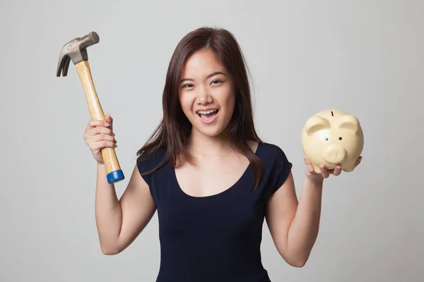 Mujer asiática con banco de monedas de cerdo y martillo . — Foto de Stock