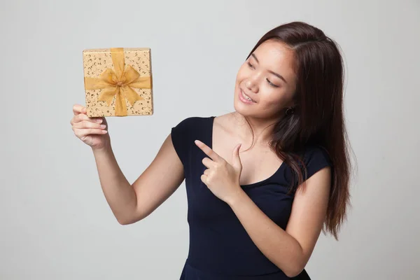 Fiatal ázsiai nő, egy ajándék doboz. — Stock Fotó