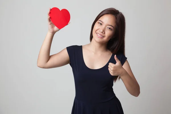 亚洲女人竖起大拇指用红色的心. — 图库照片