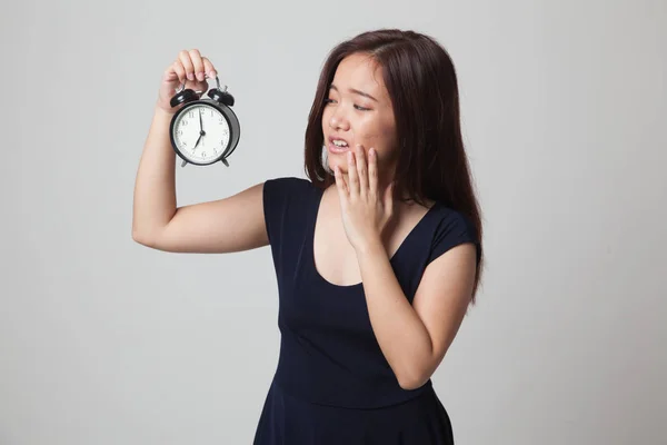 Młoda kobieta azjatyckich jest podkreślił z zegarem. — Zdjęcie stockowe