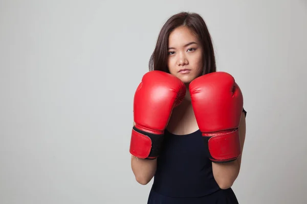 Joven mujer asiática con guantes de boxeo rojos . —  Fotos de Stock