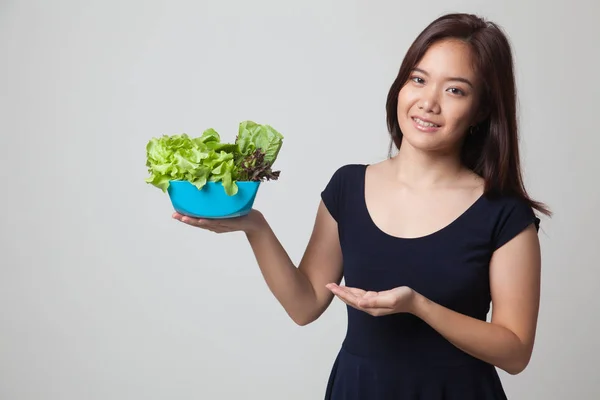 Friska asiatisk kvinna med sallad. — Stockfoto