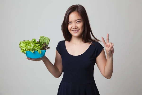 アジアの女性の健康的なサラダの勝利記号を表示します。. — ストック写真
