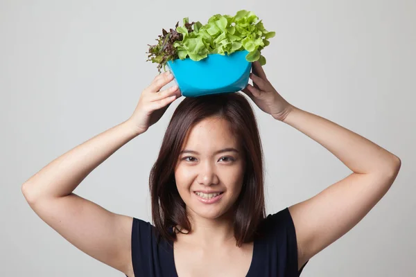 Friska asiatisk kvinna med sallad. — Stockfoto