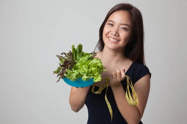 Mujer asiática saludable con cinta métrica y ensalada . —  Fotos de Stock