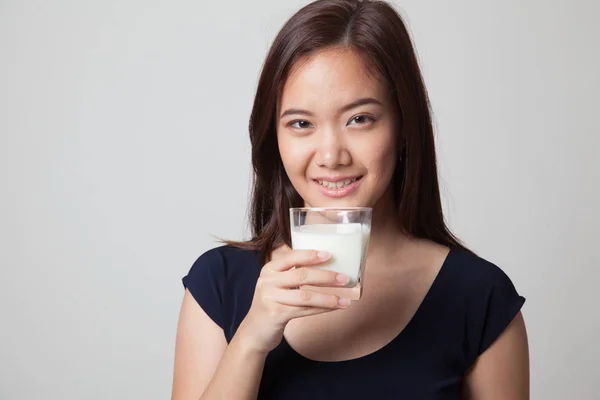 Gesunde asiatische Frau trinkt ein Glas Milch. — Stockfoto