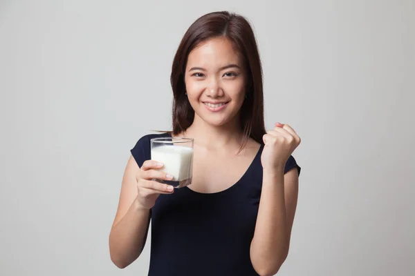 Saludable mujer asiática bebiendo un vaso de leche . — Foto de Stock