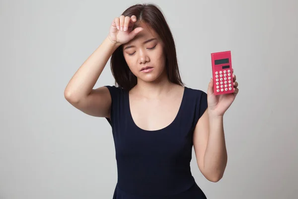 Mulher asiática tem dor de cabeça com calculadora . — Fotografia de Stock