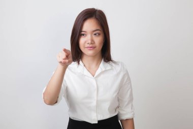 Asyalı kadın parmak ile ekranın dokunmadan.