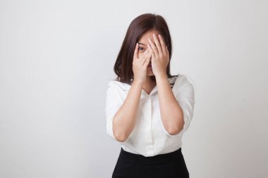 Güzel genç Asyalı kadın parmaklarının arasından dikizliyor..