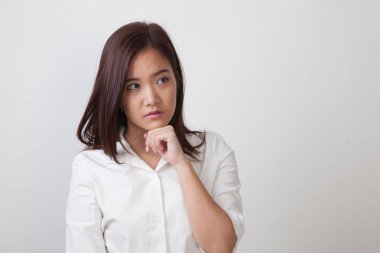 Ciddi genç Asyalı kadın göz uzakta.