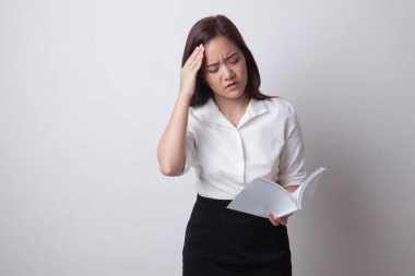 Genç Asyalı kadın baş ağrısı okuma kitabım.