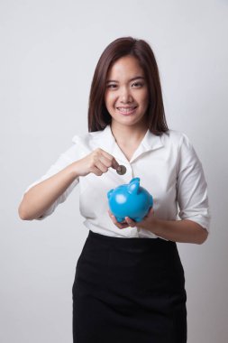 Sikke ve domuz para banka ile Asyalı kadın.