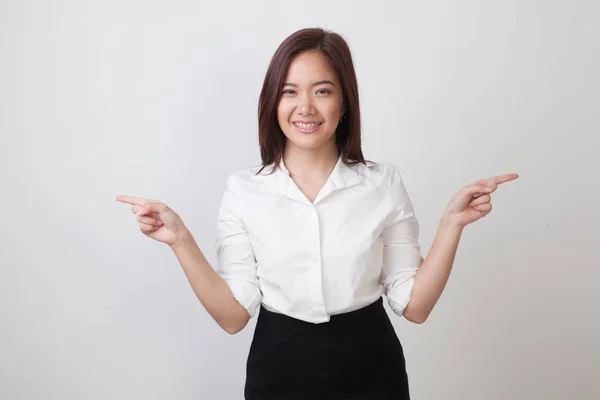 Junge asiatische Frau zeigt nach links und rechts. — Stockfoto