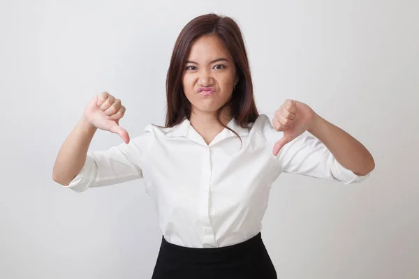 Unglückliche asiatische Mädchen zeigen Daumen nach unten mit beiden Händen. — Stockfoto