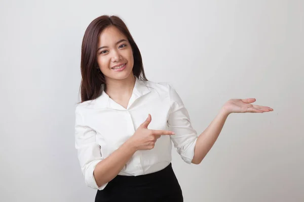 Schöne junge asiatische Frau zeigen auf Handfläche Hand. — Stockfoto