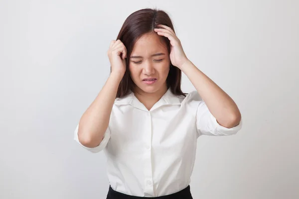 Junge asiatische Frau wurde krank und bekam Kopfschmerzen. — Stockfoto