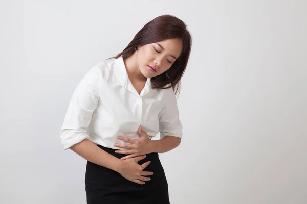 Ung asiatisk kvinna fick ont i magen. — Stockfoto