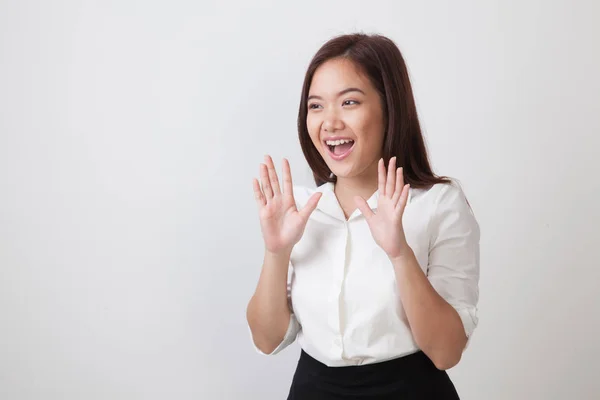 Jovem mulher asiática é surpreendido e sorriso . — Fotografia de Stock