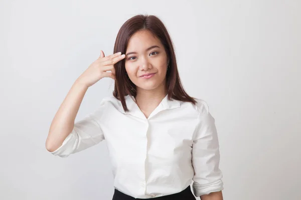 Gyönyörű fiatal ázsiai nő gazdaság ujjak gun-gesztus. — Stock Fotó
