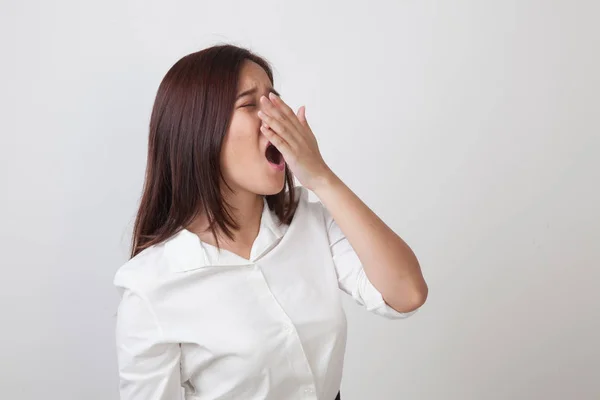 Sömnig ung asiatisk kvinna gäspning. — Stockfoto