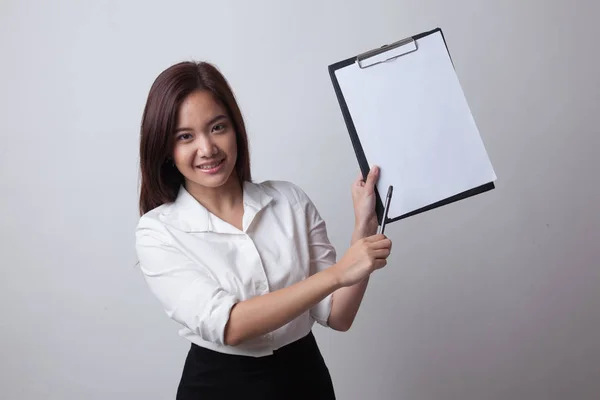 快乐的亚洲业务的女人用笔指向剪贴板. — 图库照片