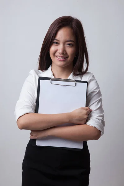 Junge asiatische Geschäftsfrau halten Klemmbrett. — Stockfoto