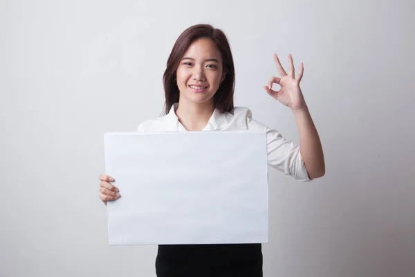 Jonge Aziatische vrouw show Ok met witte leeg bord. — Stockfoto