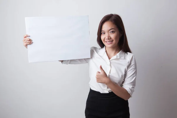 Młoda kobieta azjatyckich Pokaż kciuki z biały znak puste. — Zdjęcie stockowe