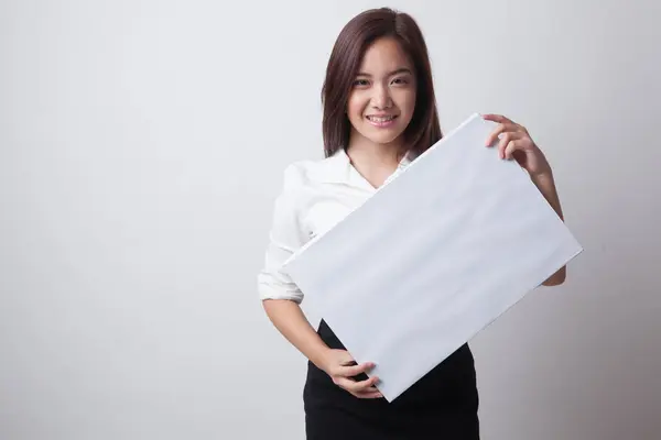 Młoda kobieta azjatyckich z biały znak puste. — Zdjęcie stockowe