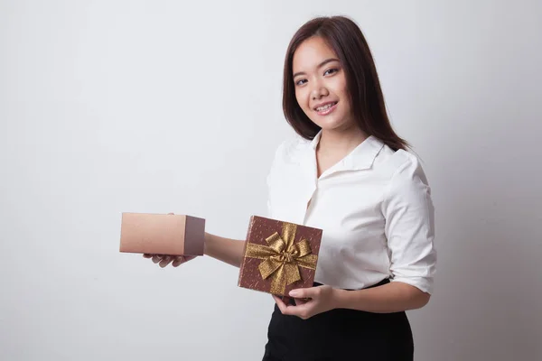 Ung asiatisk kvinna öppna en gyllene presentbox. — Stockfoto