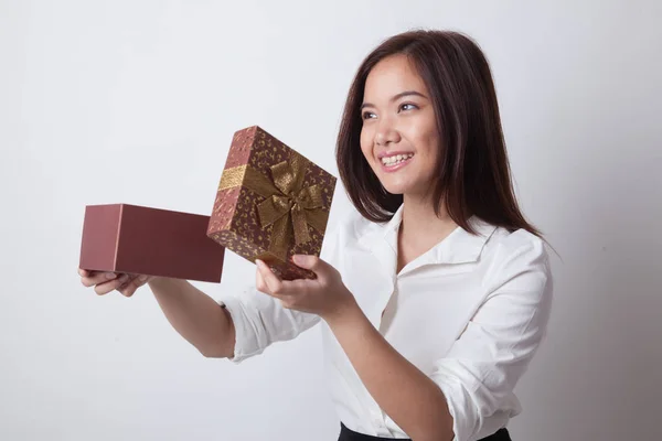 Ung asiatisk kvinna öppna en presentask. — Stockfoto