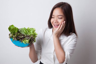 Salata sağlıklı Asyalı kadın.