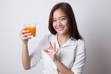 Genç Asyalı kadın gösteri Tamam portakal suyu içmek.
