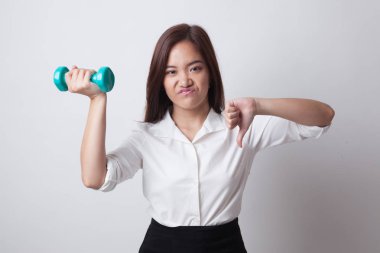 Dumbbells ile mutsuz Asyalı kadın başparmak aşağı.