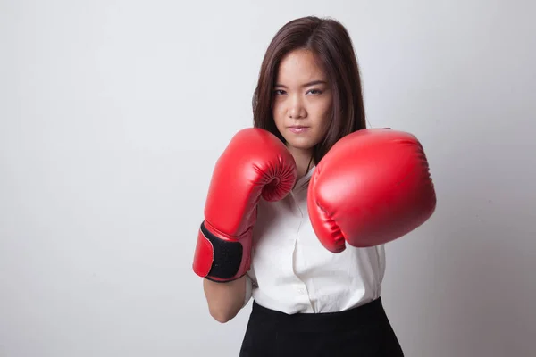 Giovane donna asiatica con guanti da boxe rossi . — Foto Stock