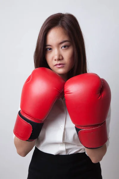 Joven mujer de negocios asiática con guantes de boxeo rojos . — Foto de Stock