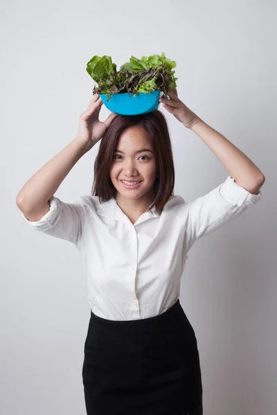 Friska asiatisk kvinna med sallad. — Stockfoto