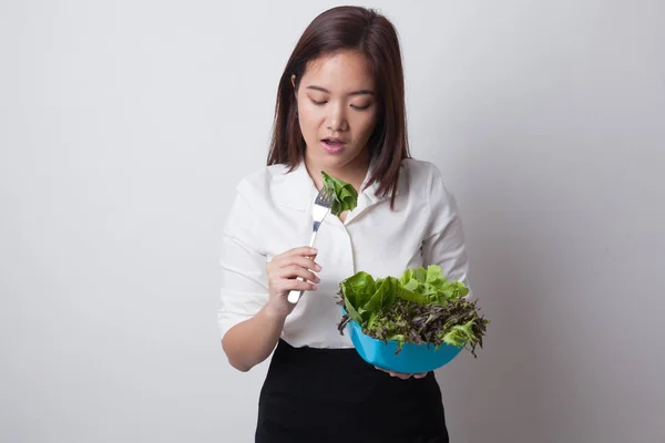 Friska asiatisk kvinna med sallad. — Stockfoto