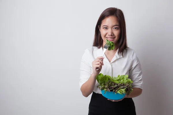 健康的亚裔女子和沙拉. — 图库照片