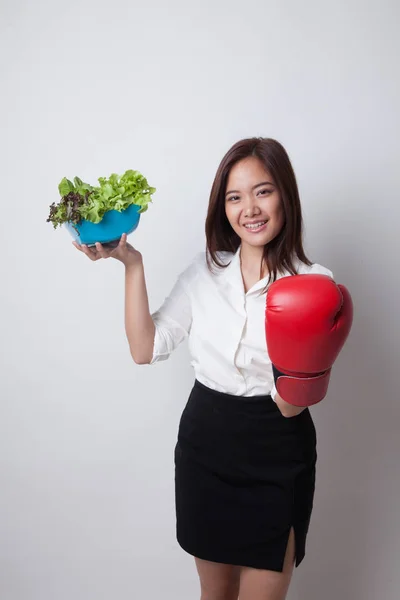 Fiatal ázsiai nő, boksz-kesztyű, salátával. — Stock Fotó