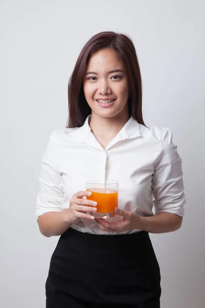 Ung asiatisk kvinna drink apelsin juice. — Stockfoto